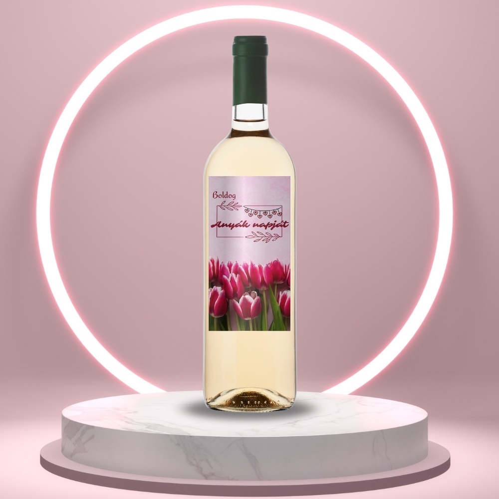 anyak_napi_uveg_cimke_rozsaszin_alapon_pink_tulipanokkal_bor_allo_uvegen